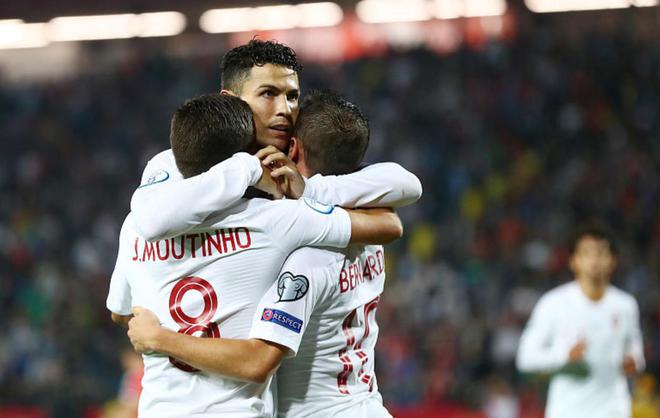 欧预赛巨星闪耀赛场,球迷狂热挥洒 欧预赛巨星闪耀赛场,球迷狂热挥洒