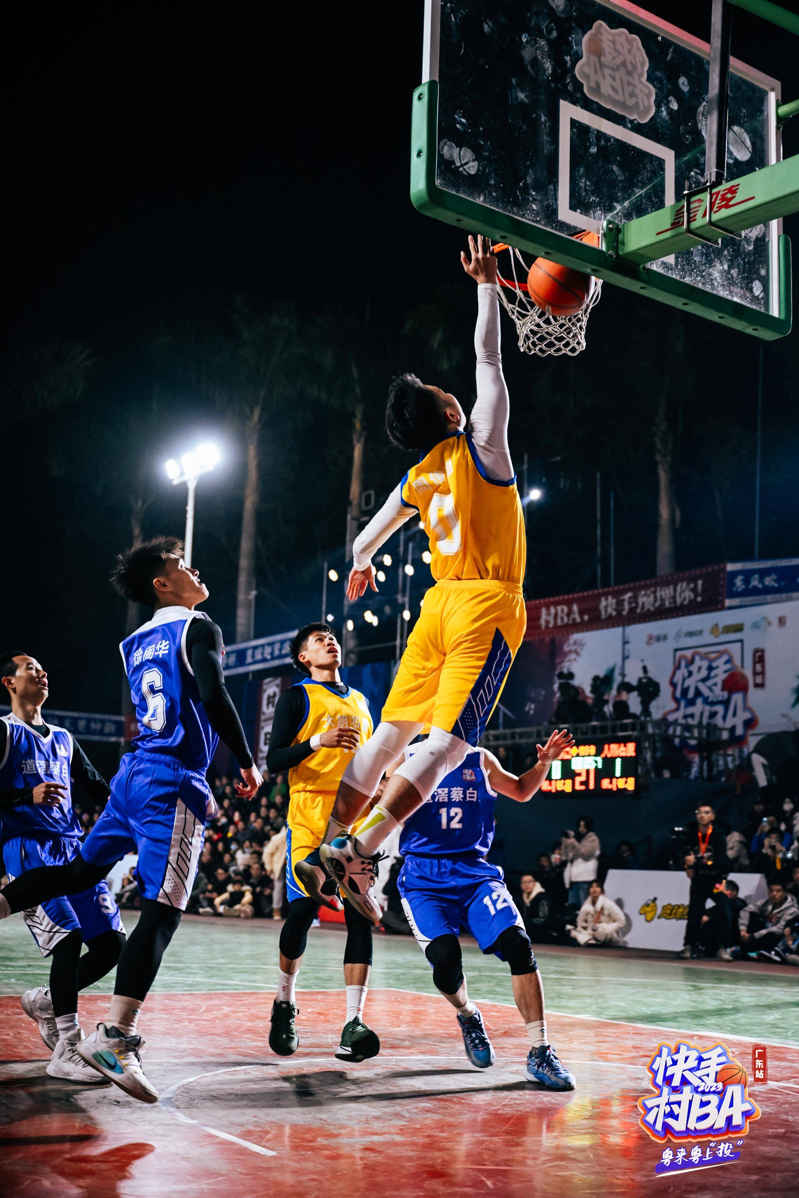 篮球赛场上上演精彩纷呈的对决