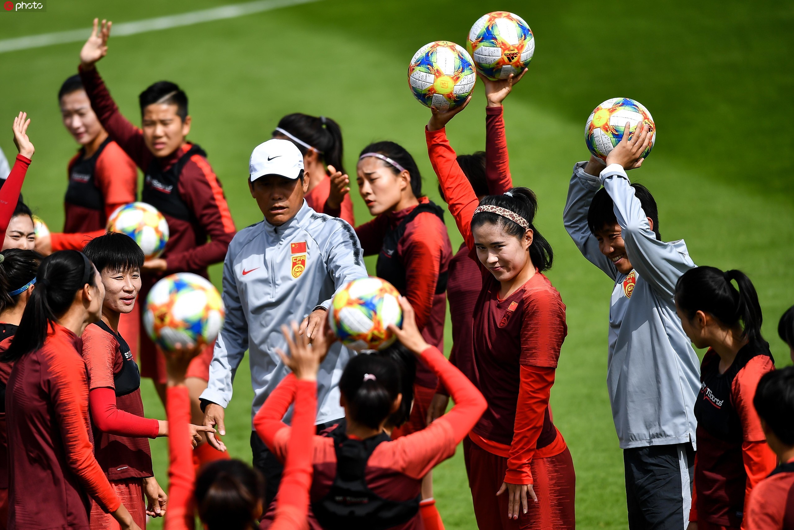 必一体育sport网页版登录_热血挑战：女足球员斗志昂扬