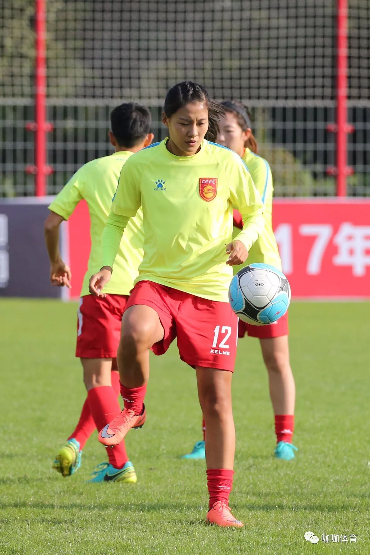 热血挑战：女足球员斗志昂扬