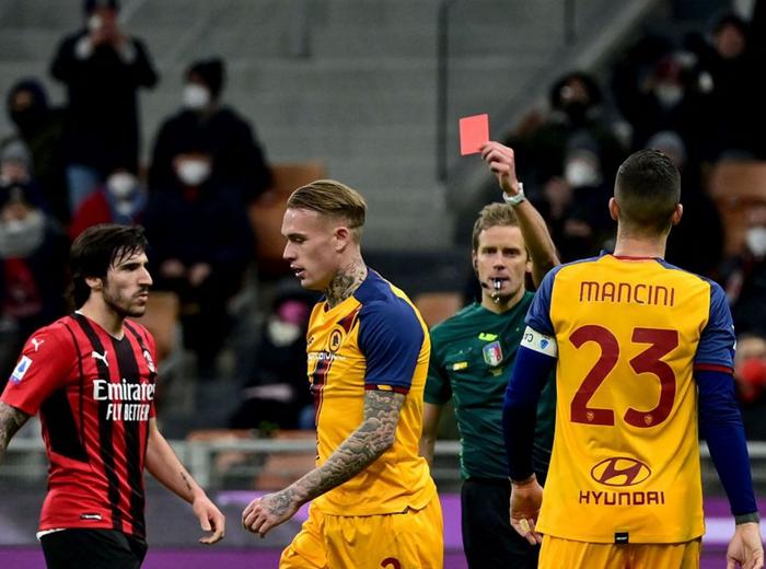 B—sports登录入口：俄罗斯队球员因红牌被罚下，球队留下困惑