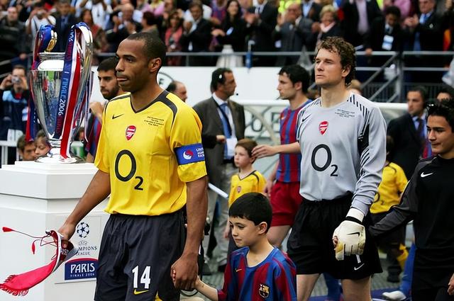 俄罗斯队球员因红牌被罚下,球队留下困惑 俄罗斯队球员因红牌被罚下,球队留下困惑