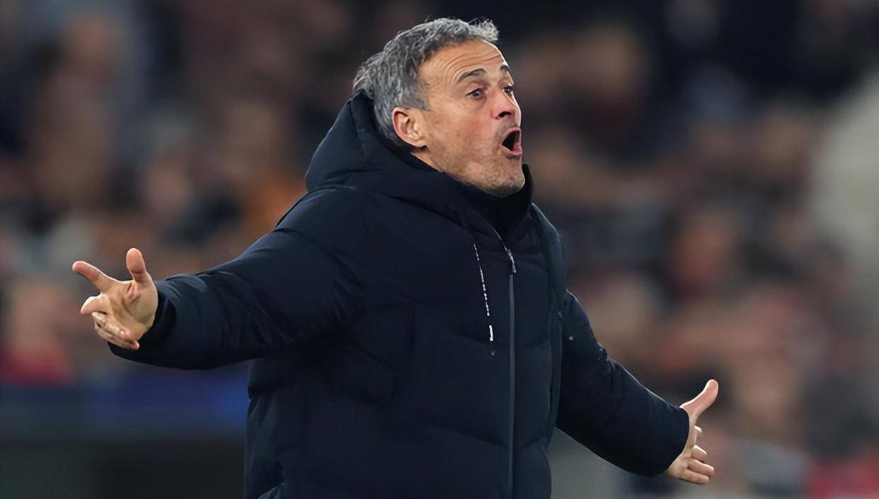 必一运动官网_巴黎圣日耳曼球迷疯狂打call，士气高昂