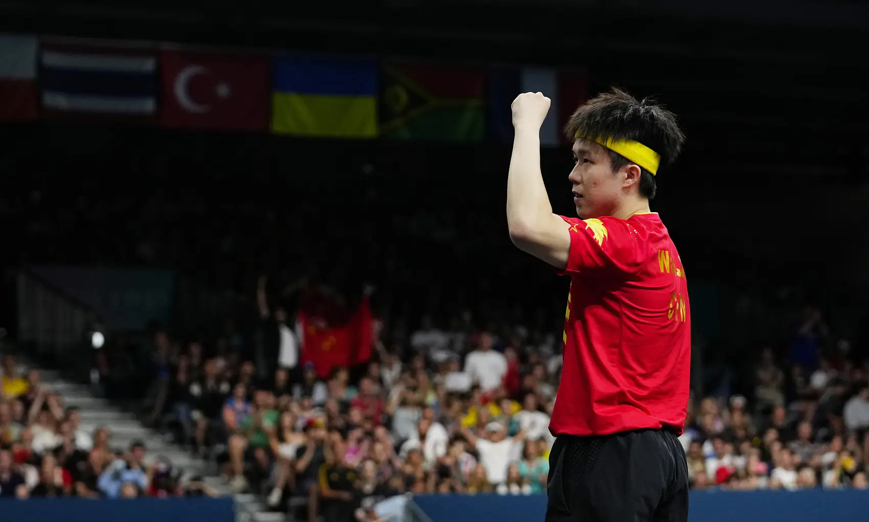 必一体育sport网页版登录：重要比赛场面激烈角逐，球员们团结协作抢先一步