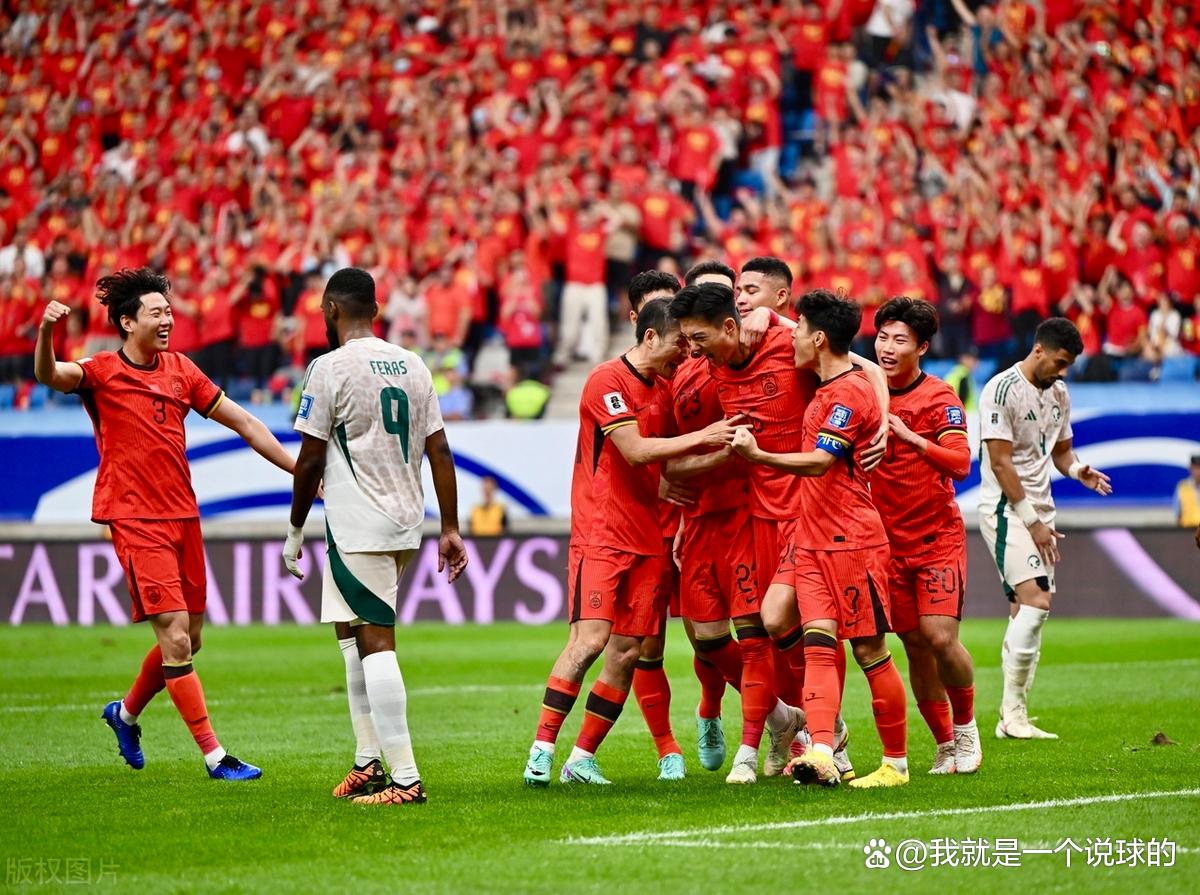 重要比赛场面激烈角逐,球员们团结协作抢先一步 重要比赛场面激烈角逐,球员们团结协作抢先一步